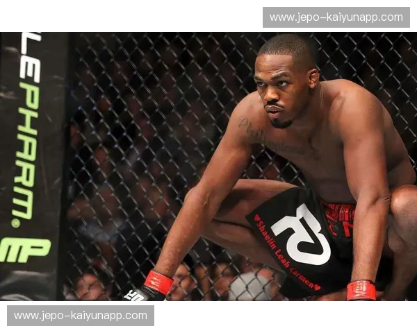 宿命之敌：乔恩·琼斯与科米尔，格斗史上那场从未落幕的“人性战争”